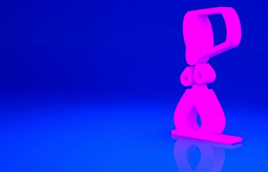 Mavi arka planda izole edilmiş bir ateş ikonunu söndüren pembe su kovası. Minimalizm kavramı. 3d illüstrasyon 3B canlandırma.