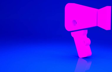 Mavi arkaplanda pembe saç kurutma ikonu var. Saç kurutma makinesi tabelası. Saç kurutma sembolü. Sıcak hava üflüyor. Minimalizm kavramı. 3d illüstrasyon 3B canlandırma.
