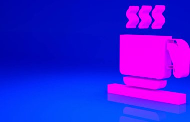 Mavi arka planda izole edilmiş şekerlemeli pembe sıcak çikolata bardağı. Mutlu Noeller ve mutlu yıllar. Minimalizm kavramı. 3d illüstrasyon 3B canlandırma.