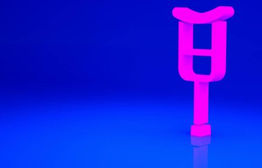 Mavi arkaplanda pembe koltuk değnekleri veya koltuk değnekleri simgesi var. Kas iskeleti hastalığı olan insanların rehabilitasyonu için gerekli ekipman. Minimalizm kavramı. 3d illüstrasyon 3B canlandırma.