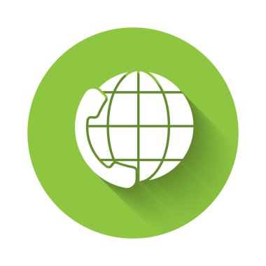 Beyaz Telefon 24 saat boyunca izole edilmiş uzun gölgeli ikon. Tüm gün müşteri destek merkezi. Tam zamanlı çağrı servisi. Yeşil daire düğmesi. Vektör İllüstrasyonu.