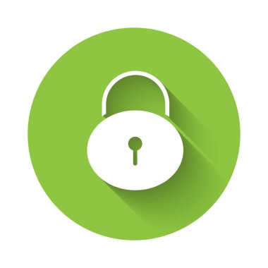 Beyaz Kilit simgesi uzun gölgeyle izole edildi. Asma kilit işareti. Güvenlik, güvenlik, koruma, gizlilik kavramı. Yeşil daire düğmesi. Vektör İllüstrasyonu.