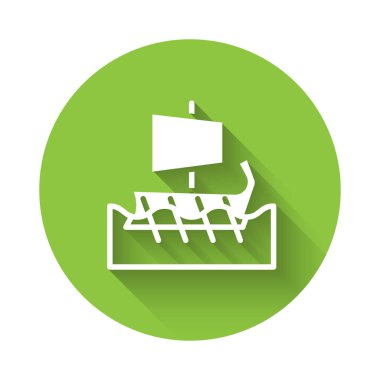 Beyaz Antik Yunan trireme ikonu uzun gölgeli izole edilmiş. Yeşil daire düğmesi. Vektör.