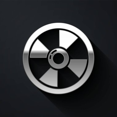 Gümüş Yuvarlak Ahşap Kalkan simgesi siyah arka planda izole edildi. Güvenlik, güvenlik, koruma, mahremiyet, koruma kavramı. Uzun gölge tarzı. Vektör.