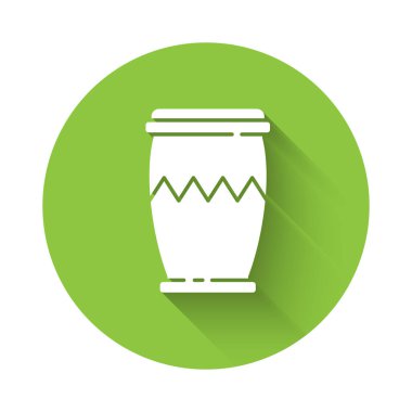 Beyaz Davul simgesi uzun gölgeli izole edilmiş. Müzik işareti. Müzik aleti sembolü. Yeşil daire düğmesi. Vektör.