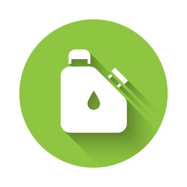 Uzun gölgeli izole edilmiş yanıcı sıvılar için beyaz teneke kutu. Yağ ya da biyoyakıt, patlayıcı kimyasallar, tehlikeli maddeler. Yeşil daire düğmesi. Vektör.