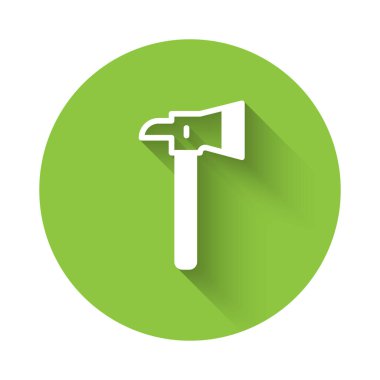 Beyaz itfaiyeci balta ikonu uzun gölgeli izole edilmiş. Yangın baltası. Yeşil daire düğmesi. Vektör.