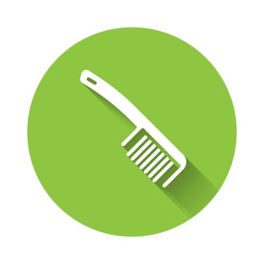 Uzun gölgeli beyaz saç fırçası ikonu. Taraklı saç işareti. Berber sembolü. Yeşil daire düğmesi. Vektör.