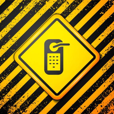 Sarı arka planda izole edilmiş ikonu açmak için kablosuz teknolojiye sahip siyah dijital kapı kilidi. Kapı kolu tabelası. Güvenlik akıllı ev. Uyarı işareti. Vektör.