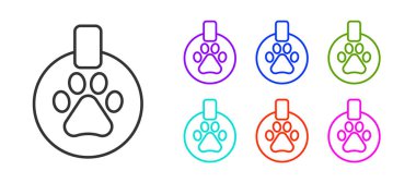 Beyaz arkaplanda isim etiketi simgesi olan siyah çizgi tasması. Evcil hayvan malzemeleri. Köpek ya da kedi pençesi izi. Kedi köpek bakımı. Evcil hayvan zincirleri. Simgeleri renklendirin. Vektör.