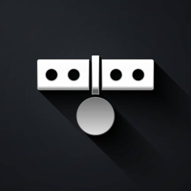 Siyah arkaplanda isim etiketi simgesi olan gümüş yaka. Evcil hayvanlar için basit malzemeler. Kedi köpek bakımı. Evcil hayvan zincirleri. Uzun gölge tarzı. Vektör.