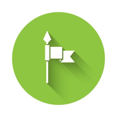 Beyaz Ortaçağ mızrak ikonu uzun gölgeli izole edilmiş. Ortaçağ silahı. Yeşil daire düğmesi. Vektör.