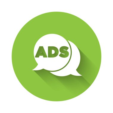 Beyaz reklam simgesi uzun gölgeli izole edilmiş. Pazarlama ve tanıtım süreci kavramı. İlgili reklamlar. Sosyal medya reklamcılığı. Yeşil daire düğmesi. Vektör.