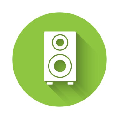 Beyaz Stereo hoparlör ikonu uzun gölgeli izole edildi. Ses sistemi hoparlörleri. Müzik ikonu. Müzikal sütun hoparlörü. Yeşil daire düğmesi. Vektör.