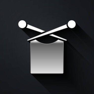 Siyah arkaplanda gümüş örgü simgesi var. Örgü kumaş ve iğneli yün amblemi. El yapımı, örgü ya da terzi için etiket. Uzun gölge tarzı. Vektör.