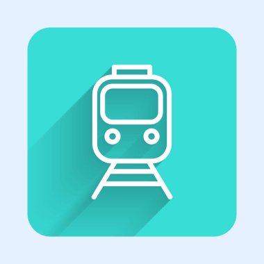 Beyaz hat tren ve demiryolu ikonu uzun gölgelerle izole edilmiş. Toplu taşıma sembolü. Metro treni nakliyesi. Metro yeraltı. Yeşil kare düğmesi. Vektör.