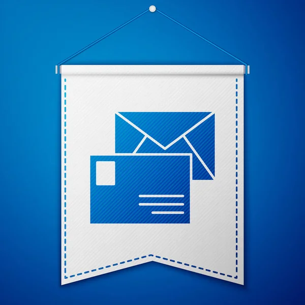 蓝色信封图标隔离在蓝色背景上 电子邮件信件符号 白旗模板 — 图库矢量图片