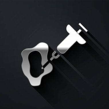 Siyah arka planda gümüş renkli GDO şırınga ikonu var. Genetik olarak değiştirilmiş organizma kısaltması. DNA gıda modifikasyonu. Uzun gölge tarzı. Vektör.