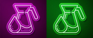 Mor ve yeşil arka planda izole edilmiş su ikonu olan parlak neon çizgili sürahi camı. Su için çaydanlık. İçme suyu dolu cam sürahi. Vektör İllüstrasyonu.