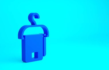 Mavi arka planda askı simgesinde mavi havlu var. Banyo havlusu ikonu. Minimalizm kavramı. 3d illüstrasyon 3B canlandırma.