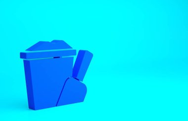 Mavi arka planda izole edilmiş kürek ikonu olan kovadaki mavi kum. Plastik çocuk oyuncağı. Yaz ikonu. Minimalizm kavramı. 3d illüstrasyon 3B canlandırma.