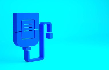 Mavi serum torbası ikonu mavi arkaplanda izole edildi. Kan torbası. Kan bağışı konsepti. Tedavi ve terapi kavramı, kemoterapi. Minimalizm kavramı. 3d illüstrasyon 3B canlandırma.