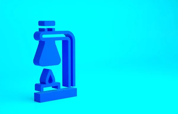 青色の背景に隔離された火ヒータ実験アイコン上の青ガラス試験管フラスコ 実験装置だ 最小限の概念 3Dイラスト3Dレンダリング — ストック写真