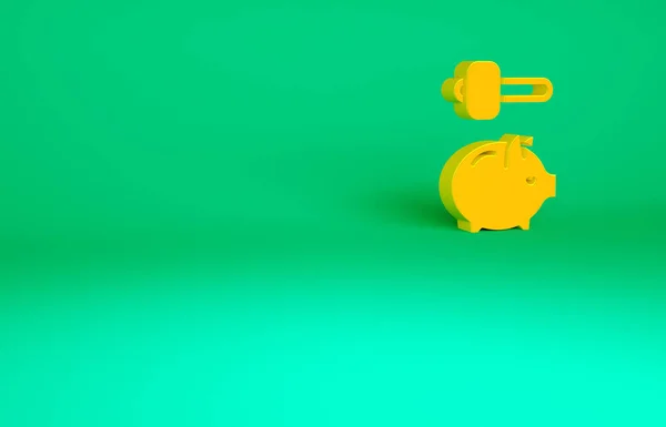 緑の背景に隔離されたオレンジピギーバンクとハンマーアイコン アイコンの節約やお金の蓄積 最小限の概念 3Dイラスト3Dレンダリング — ストック写真