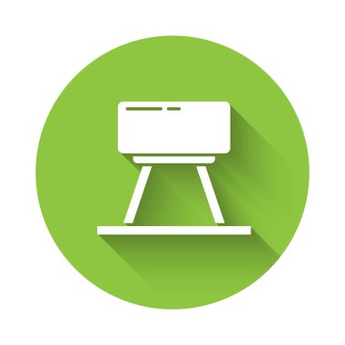 Beyaz Kol Atı ikonu uzun gölgeli izole edilmiş. Atlama ve jimnastik için spor aletleri. Yeşil daire düğmesi. Vektör İllüstrasyonu.