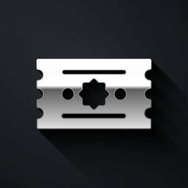 Gümüş Bilet simgesi siyah arkaplanda izole edildi. Eğlence parkı. Uzun gölge tarzı. Vektör.