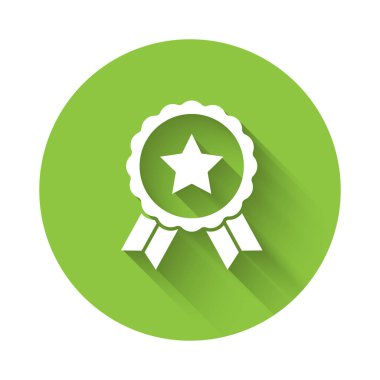 Yıldız ikonlu beyaz madalya uzun gölgeli. Kazanan başarı işareti. Ödül madalyası. Yeşil daire düğmesi. Vektör.