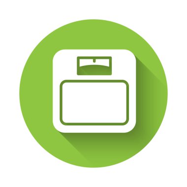 Beyaz banyo terazisi uzun gölgeli izole edilmiş. Ağırlık ölçme ekipmanı. Ağırlık ölçeği spor konsepti. Yeşil daire düğmesi. Vektör.