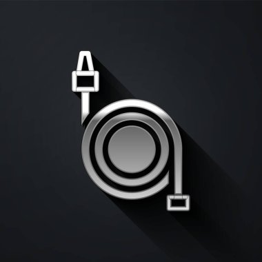 Gümüş yangın hortumu ikonu siyah arka planda izole edildi. Uzun gölge tarzı. Vektör.