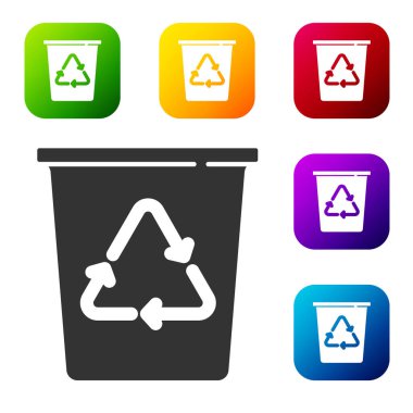Beyaz arkaplanda izole edilmiş geri dönüşüm sembolü simgesi olan siyah geri dönüşüm kutusu. Çöp kutusu simgesi. Çöp kutusu tabelası. Geri dönüşüm sepeti işareti. Renkli kare düğmelerle simgeleri ayarla. Vektör.