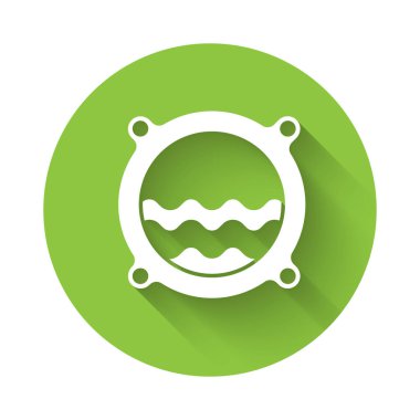 Perçinli beyaz gemi penceresi ve uzun gölgeli deniz manzaralı ikon. Yeşil daire düğmesi. Vektör.