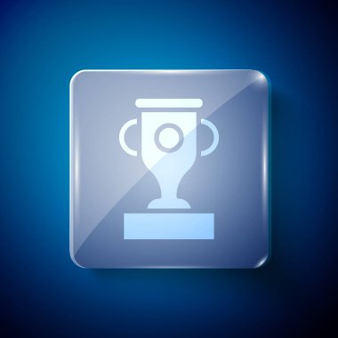Beyaz Ödüllü kupa ikonu mavi arkaplanda izole edilmiş. Galibiyet ödülü sembolü. Şampiyonluk ya da yarışma kupası. Spor başarısı işareti. Kare cam paneller. Vektör.