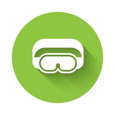 Beyaz kayak gözlüğü ikonu uzun gölgeli izole edilmiş. Olağanüstü bir spor. Spor malzemeleri. Yeşil daire düğmesi. Vektör.