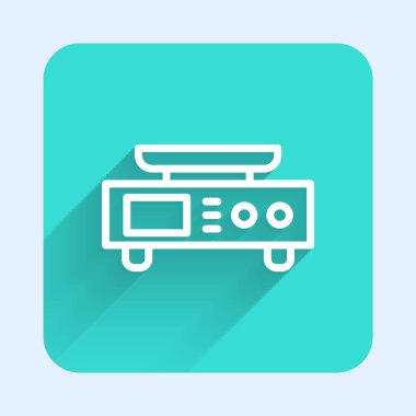 Beyaz çizgi Elektronik ölçekli simge uzun gölgeli izole edilmiş. Ağırlık ölçüm aletleri. Yeşil kare düğmesi. Vektör.