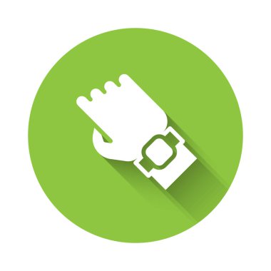 Beyaz Akıllı saat el simgesinde uzun gölgeli izole edilmiş. Fitness uygulaması konsepti. Yeşil daire düğmesi. Vektör.