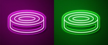 Parlak neon hattı Checker oyun çipleri simgesi mor ve yeşil arkaplanda izole edildi. Vektör.