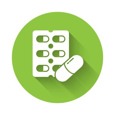 Uzun gölgeli, su toplayan beyaz haplar. İlaç paketi. Tablet, vitamin, antibiyotik, aspirin. Yeşil daire düğmesi. Vektör İllüstrasyonu.