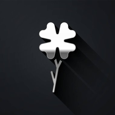 Gümüş Dört Yaprak Yoncası simgesi siyah arkaplanda izole edildi. Mutlu Aziz Patrick günleri. Uzun gölge tarzı. Vektör.