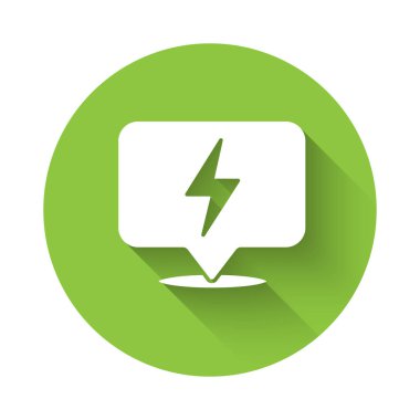 Beyaz Şimşek simgesi uzun gölgeli izole edilmiş. Flaş ikonu. Flaş ikonunu yükle. Gök gürültüsü. Yıldırım çarpması. Yeşil daire düğmesi. Vektör.