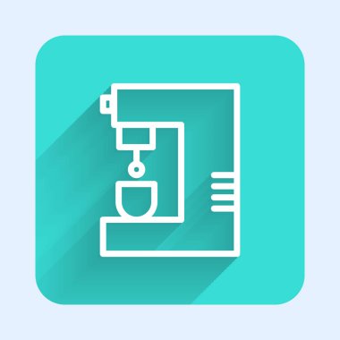 Beyaz çizgi kahve makinesi ikonu uzun gölgeli izole edilmiş. Yeşil kare düğmesi. Vektör İllüstrasyonu.