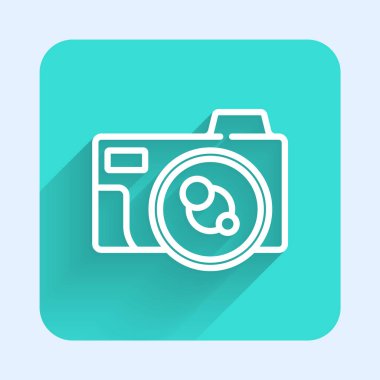 Beyaz çizgi fotoğraf makinesi ikonu uzun gölgeli izole edildi. Fotoğraf makinesi simgesi. Yeşil kare düğmesi. Vektör.