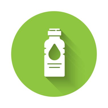 Uzun gölgeli beyaz bir şişe ikon. Soda su içme tabelası. Yeşil daire düğmesi. Vektör İllüstrasyonu.