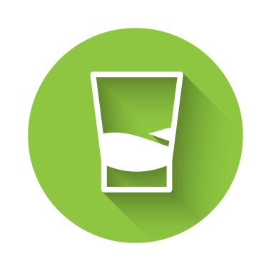 Uzun gölgeli beyaz bardak votka ikonu. Yeşil daire düğmesi. Vektör İllüstrasyonu.