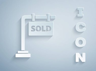 Kağıt kesme işareti ve gri arkaplanda izole edilmiş metin satışı simgesi. Çıkartma satıldı. Tabela satıldı. Kağıt sanatı tarzı. Vektör İllüstrasyonu.