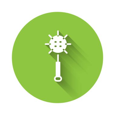 Beyaz Ortaçağ zincirli topuz ikonu uzun gölgeli izole edilmiş. Ortaçağ silahı. Yeşil daire düğmesi. Vektör.