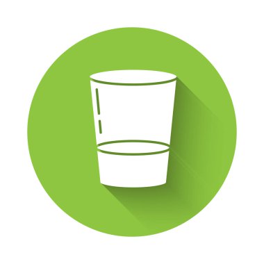 Su ikonlu beyaz cam uzun gölgeli. Soda bardağı. Yeşil daire düğmesi. Vektör İllüstrasyonu.